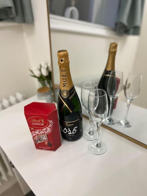 Victorian Stay In Ocean Village Southampton Exteriör bild